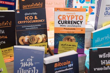 Bangkok, Tayland - 4 Ekim 2018: Şifreli para, bitcoin ve engelleme teknolojisi üzerine kitaplar bir kitapçının rafında Tayland dilinde.