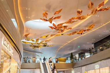 Bangkok, Tayland - 15 Aralık 2018: Louis Vuitton, Gems Pavilion ve Dior mağazalarının üzerinde büyük bir tavan dekorasyonu olan Iregaram Alışveriş Merkezi 'nin içi.