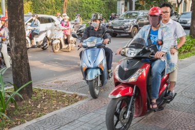 Ho Chi Minh Şehri, Vietnam - 9 Ocak 2019: İki motosiklet trafiğin yoğun olduğu saatlerde kaldırımda sürüyor.