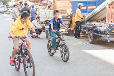 Phnom Penh, Kamboçya - 13 Ocak 2019: Sokakta Kamboçyalı erkekler bisikleti.