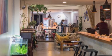 Phnom Penh, Kamboçya - 13 Ocak 2019: Sla Butik Hostel 'in bir iç mekanı, barı, ortak alanı ve mutfağı,.