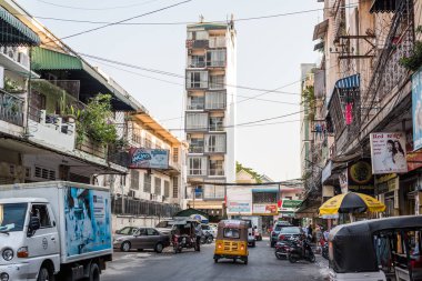 Phnom Penh, Kamboçya - 28 Ocak 2019: Şehrin merkezindeki 49. cadde.
