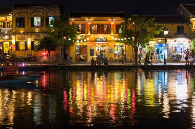 Hoi An, Vietnam - 13 Kasım 2018: Eski kasabanın nehir kenarındaki gece hayatı. Fenerlerle süslenmiş restoranlar ve dükkanlar..