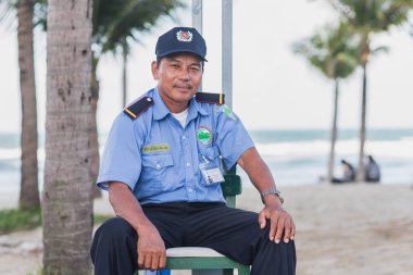 Danang, Vietnam - 8 Kasım 2018: üniformalı bir güvenlik görevlisi, My Khe plajının yanındaki sahil yolunda çalışma alanında poz veriyor..