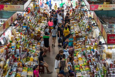 Danang, Vietnam - 14 Ekim 2018: Cho Han pazarında kalabalık bir geçit. Pazar merkezi olarak kurulmuştur ve gezginler arasında popülerdir..