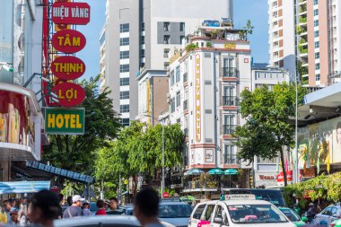 Danang, Vietnam - 14 Ekim 2018: Çok katlı binalar (Evelyn Hotel merkezde), Duong Tran Phu ve Nguyen Thai Hoc caddelerinin kesiştiği yerde trafik ve gezginler.