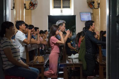 Danang, Vietnam - 21 Ekim 2018: Katolik Danang Katedrali 'nde insanlar akşam ayininde diz çöker (İsa' nın Kutsal Kalbi Bazilikası)).