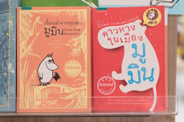 Bangkok, Tayland - 4 Ekim 2018: Tove Jansson 'ın moominler hakkındaki kitapları bir kitapçının rafında Tayland diline çevrildi.