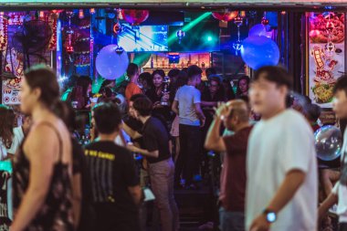 Ho Chi Minh, Vietnam - 26 Nisan 2018: kalabalık bir bar (sokaktan görülen) ve gece Bui Vien Caddesi 'nde futbol çevirili iki televizyon. Bui Vien, Saigon 'da gece hayatının ünlü bir bölgesidir..