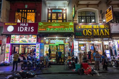Ho Chi Minh, Vietnam - 28 Nisan 2018: Ben Thanh Market 'in yanındaki gece caddesindeki Müslüman restoranların önündeki çöp. Sokaklardaki çöp hala Vietnam için önemli bir sorun..
