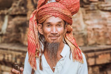 Nha Trang, Vietnam - 5 Mayıs 2018: Sakallı ve türbanlı bir adam, Po Nagar Tapınağı 'nın bir ziyaretçisi (Le hoi Thap Ba Ponagar). Ponagar, Cham halkının tapınağıdır.