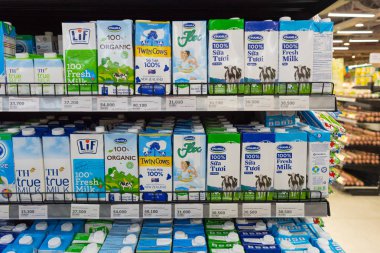 Da Nang, Vietnam - 6 Mayıs 2018: Vincom Plaza Alışveriş Merkezi 'ndeki bir süpermarkette Vinamilk tarafından üretilen süt paketleri. Vinamilk Vietnam 'daki en büyük mandıra şirketidir..