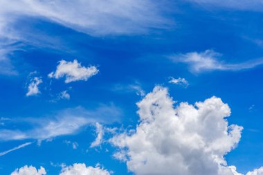 Mayıs ayında Suan Soan Pradipat, Hua Hin, Tayland 'da denizin üzerindeki mavi gökyüzünde çeşitli bulut oluşumları. Yaz doğası mavi arka plan. Metin veya logo için boşluk kopyala