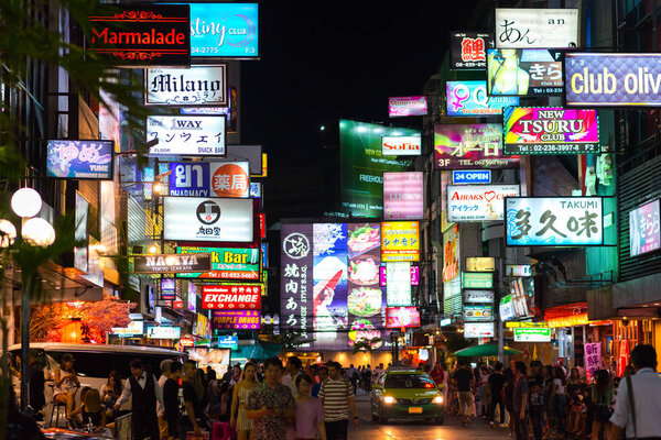 Бангкок, Таиланд - 25 июня 2019 года: переполненная ночь Thaniya Road, известная как Маленький Токио Бангкока, с неоновыми песнями. Область ориентирована на обслуживание японцев и славится своей ночной жизнью.