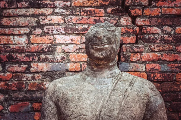 Buddhistisches Lächeln Zerbröckelnde Statue Mit Abgebrochener Oberer Hälfte Des Kopfes — Stockfoto