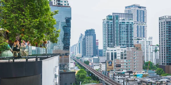 Bangkok - 26 Mayıs 2019: Bangkok 'tan Kaçış, The Emquartier alışveriş merkezinin çatısı Phrom Phong BTS istasyonunun çevresinin panoramasıyla.