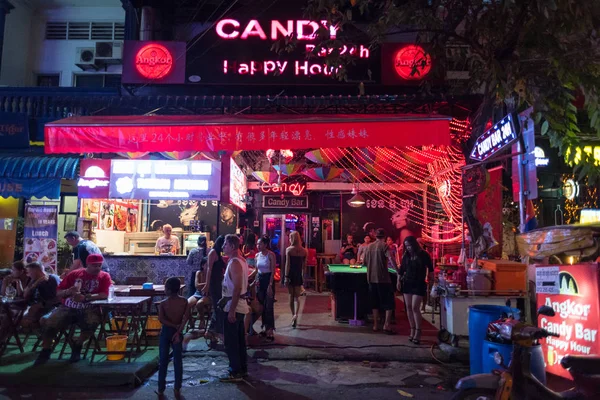 Phnom Penh, Kamboçya - 6 Şubat 2019: bir hostes barı olan Candy Bar 'ın içi ve dışı. 136. Cadde 'deki gece hayatı tesislerinden biri..