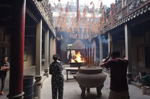 Chi Minh Ville Vietnam Avril 2019 Visiteurs Fidèles Devant Feu — Photo