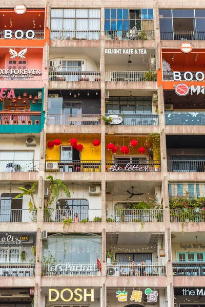 Ho Chi Minh Şehri, Vietnam - 8 Ocak 2019: Nguyen Hue Caddesi 'ndeki Cafe Apartmanı, kafelerin merkezine dönüştü..