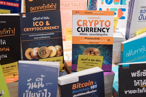 Bangkok, Tayland - 4 Ekim 2018: Şifreli para, bitcoin ve engelleme teknolojisi üzerine kitaplar bir kitapçının rafında Tayland dilinde.