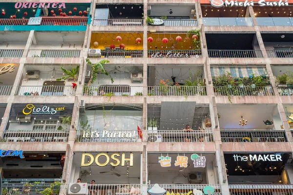 โฮจ ยดนาม มกราคม 2019 อพาร ทเม คาเฟ อาคารหลายช นบนถนนเหง ยนเว — ภาพถ่ายสต็อก