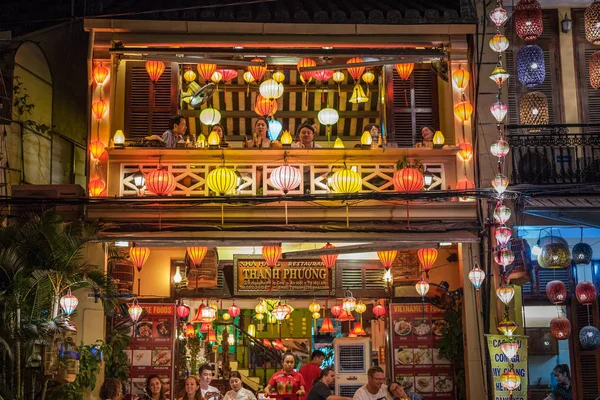 越南海安 2018年11月13日 Thanh Phuong餐厅的立面闪烁着五彩缤纷的灯笼 — 图库照片