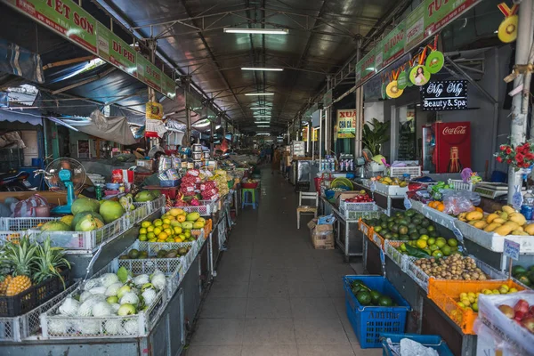Danang, Vietnam - 14 Ekim 2018 Cho Han pazarında meyve ve diğer ürünlerle dolu bir geçit..