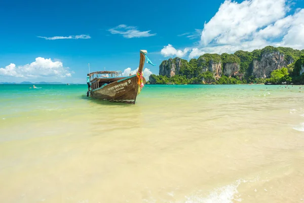 Railay, Tayland - 3 Temmuz 2018: Batı Railay Sahili 'ne uzun kuyruklu bir tekne geliyor..