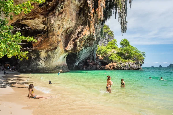 Railay Thajsko Července 2018 Ženy Cestující Plavkách Užívají Písek Tyrkysovou — Stock fotografie