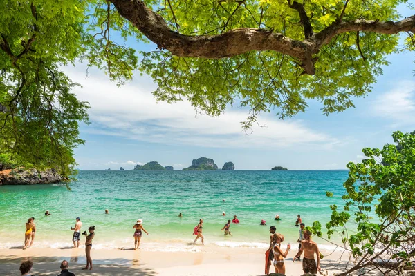 Railay Таїланд Липня 2018 Туристи Плавають Бірюзовій Морській Воді Пха — стокове фото