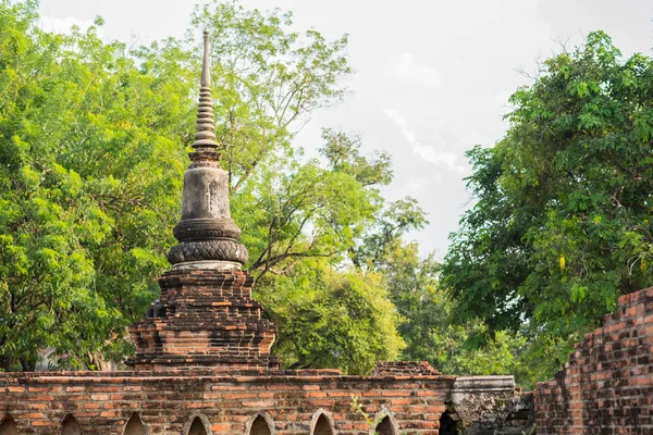 Ősi Téglafal Egy Kis Sztúpa Lombozattal Háttérben Wat Phra Mahathat — Stock Fotó