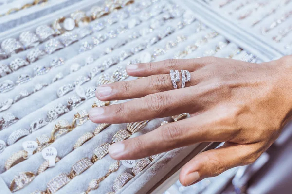 Bangkok, Tayland - 9 Haziran 2018: bir erkeğin elinde bir kadın yüzüğü. Genç bir adam kadın mücevherleri deniyor..