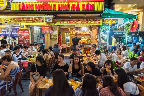 2018年4月28日 越南胡志明 一群越南人坐在桌旁 在Bbq Saigon Night露天餐厅用餐 — 图库照片