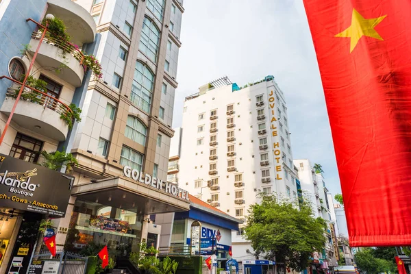 Ho Chi Minh, Vietnam - 29 Nisan 2018: 4 yıldızlı Golden Central Hotel Saigon, Joviale Hotel ve Vietnam bayrağı Ly Tu Trong Caddesi, 1. Bölge.