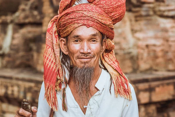 Nha Trang, Vietnam - 5 Mayıs 2018: Sakallı ve türbanlı bir adam, Po Nagar Tapınağı 'nın bir ziyaretçisi (Le hoi Thap Ba Ponagar). Ponagar, Cham halkının tapınağıdır.