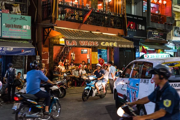 Ho Chi Minh Şehri, Vietnam - 26 Nisan 2018: Bui Vien Caddesi 'nin gece hayatı - Ziyaretçileri ve kaotik trafiği olan La Vang Kafe.