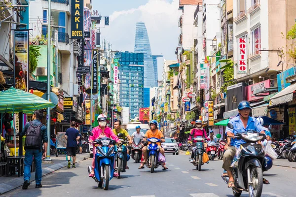 Ho Chi Minh City, Vietnam - 27 Nisan 2018: Bui Vien Caddesi perspektifi, sayısız tabela, insanlar, motosikletler, Bitexco Kulesi. Renkli bölge 1. Mıntıka 'da bulunan ünlü bir Saigon turistik merkezidir..
