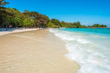 Ko Samet, Tayland - 1 Ocak 2018: Ao Wai Sahili - turistler (tanımlanamayan) kum, sörf ve turkuaz suyun tadını çıkarıyorlar.