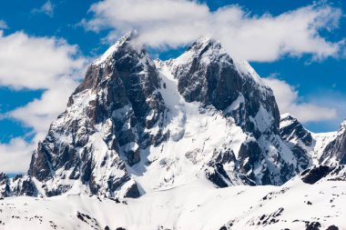 Ushba Dağı 'nın tepesi, 4690 metre, Svaneti bölgesi, Georgia. Ushba 