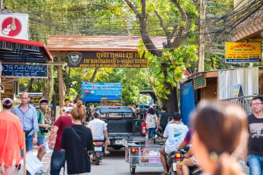 Ko Samet, Tayland - 31 Aralık 2017: Khao Laem Ya-Mu Ko Samet Milli Parkı 'nın (İngilizce ve Tayland dillerinde yazılmıştır) kapısına giden ana adanın ana caddesi).