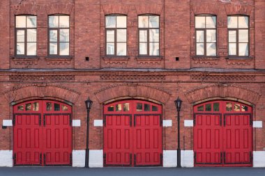 İtfaiye, kırmızı kapıları olan eski bir tarihi tuğla bina (1880 'ler). Vasilyevsky Adası, St. Petersburg, Rusya İtfaiye Departmanı.