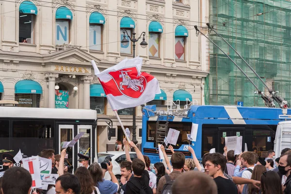 Санкт Петербург Росія Серпня 2020 Люди Підтримують Демократію Білорусі Махаючи — стокове фото