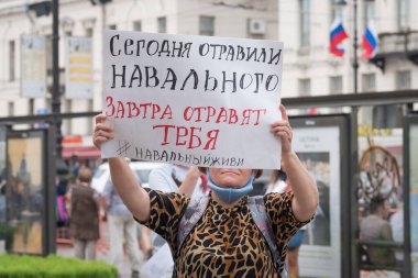 Saint Petersburg, Rusya - 22 Ağustos 2020: Bir protestocu Gostiny Dvor Metro İstasyonu yakınlarındaki bir dayanışma mitinginde Rusça 