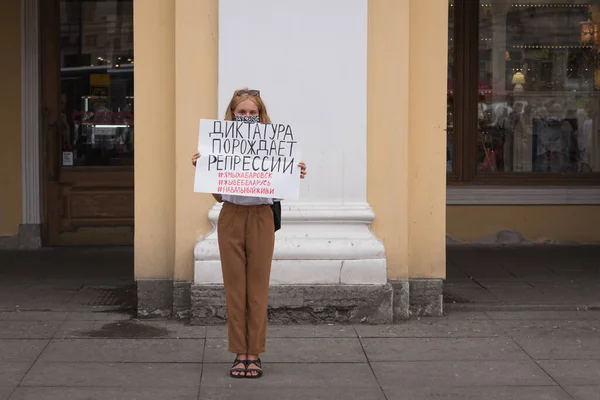 Saint Petersburg, Rusya - 22 Ağustos 2020: Bir protestocu, Rusça 'da 