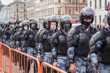 Saint Petersburg, Rusya - 22 Ağustos 2020: Tek kullanımlık maskeli genç Rus ulusal muhafızlar protesto yürüyüşü alanını kordon altına aldı.