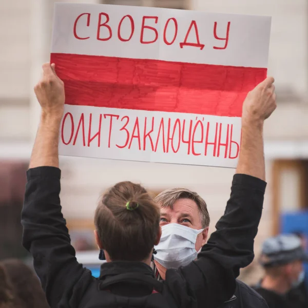Санкт Петербург Росія Серпня 2020 Перехожий Дивиться Плакат Руках Протестувальника — стокове фото