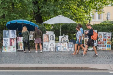 Saint Petersburg, Rusya - 22 Ağustos 2020: Nevsky Prospect 'in kaldırımı boyunca yer alan sanat eserleriyle sokak portresi dükkanları.