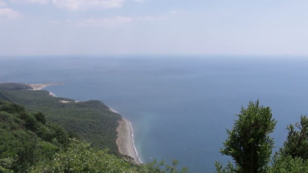 顶部观看美丽自然风景的空中录影与海滩和海 — 图库视频影像