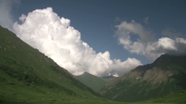 Nuvens de lapso de tempo se movendo sobre a floresta das montanhas. Paisagem matinal nebulosa em montanhas . — Vídeo de Stock