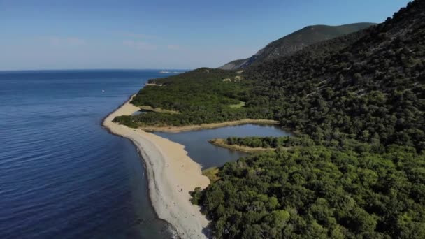 Vuelo aéreo con dron DJI sobre hermosas montañas verdes y playa de arena blanca. 4k — Vídeos de Stock